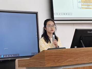 桌子上的电脑萤幕 AI 生成的内容可能不正确。